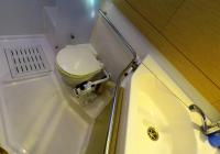 bateau à voile voilier Elan 45 impression intérieur droite cabine toilette douche